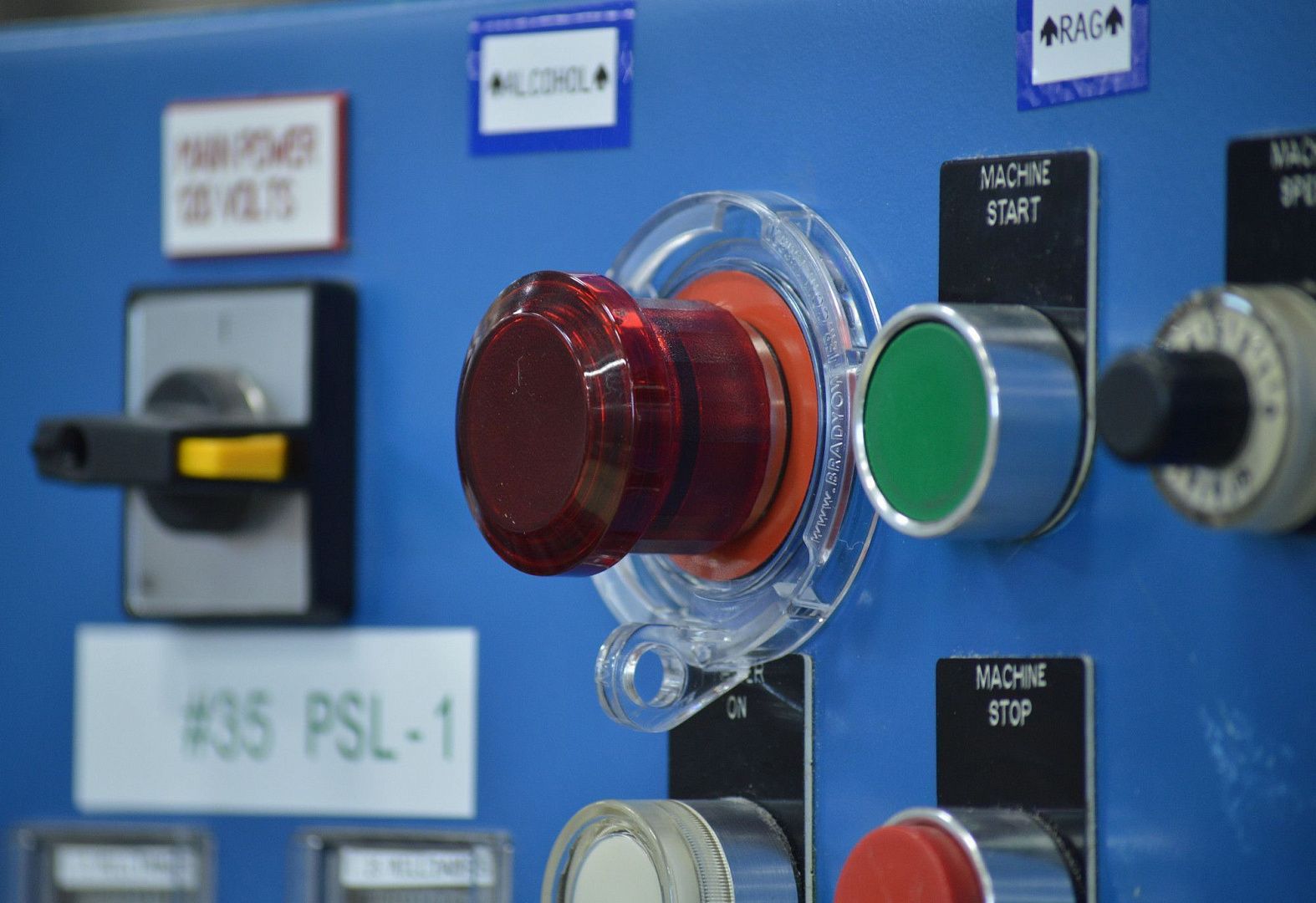 Блокиратор кнопки со съемным колпачком малый, поликарбонат, диаметр отверстия для кнопки – 17 мм, высота – 50 мм, диаметр основания – 64 мм, цвет – красный (в комплекте три наклейки: прозрачная, желтая, красная), 1 шт/упак