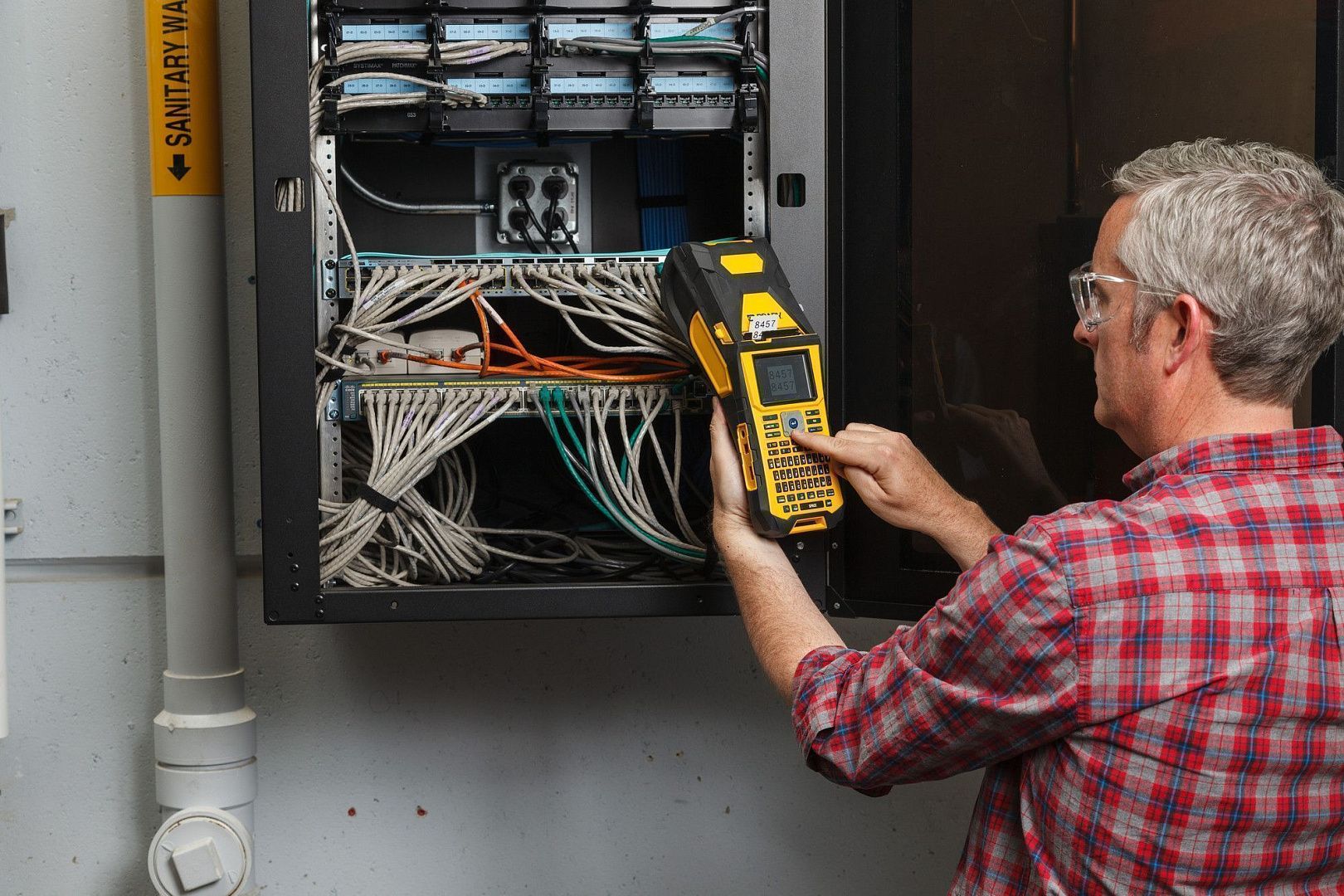 Принтер BRADY BMP61-CYR-W-PWID, c WIFI и ПО BWS для маркировки кабеля и провода (PWID Suite). Русско-англ. клавиатура. В компл.: жесткий кейс, USB кабель, батарея, шнур питания, PTL-19-423, M61-R6010, быстрый старт, СD с информацией о принтере и драй