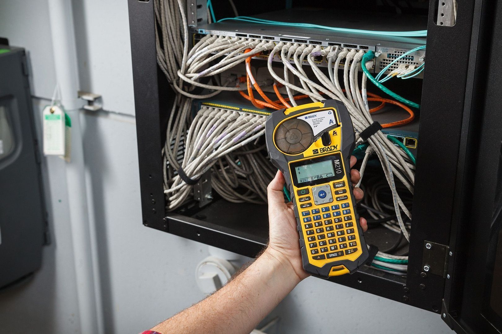 Портативный принтер этикеток BRADY M210 в пластиковом кейсе с картриджем M21-750-499