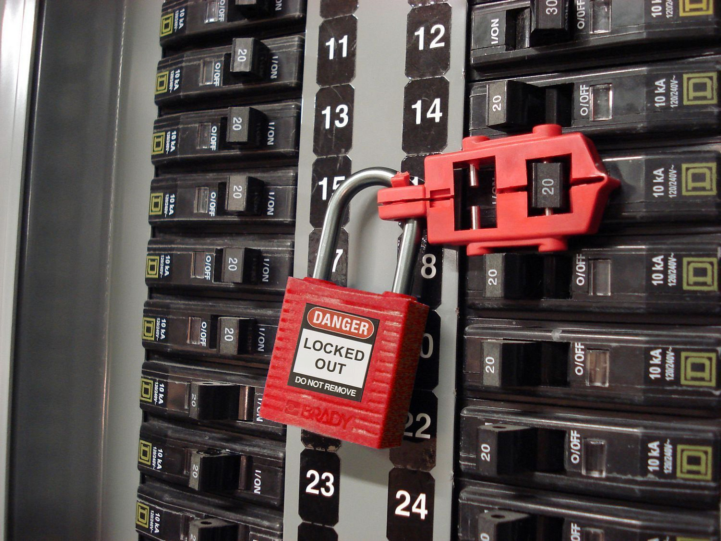 Блокиратор узких автоматических выключателей Brady