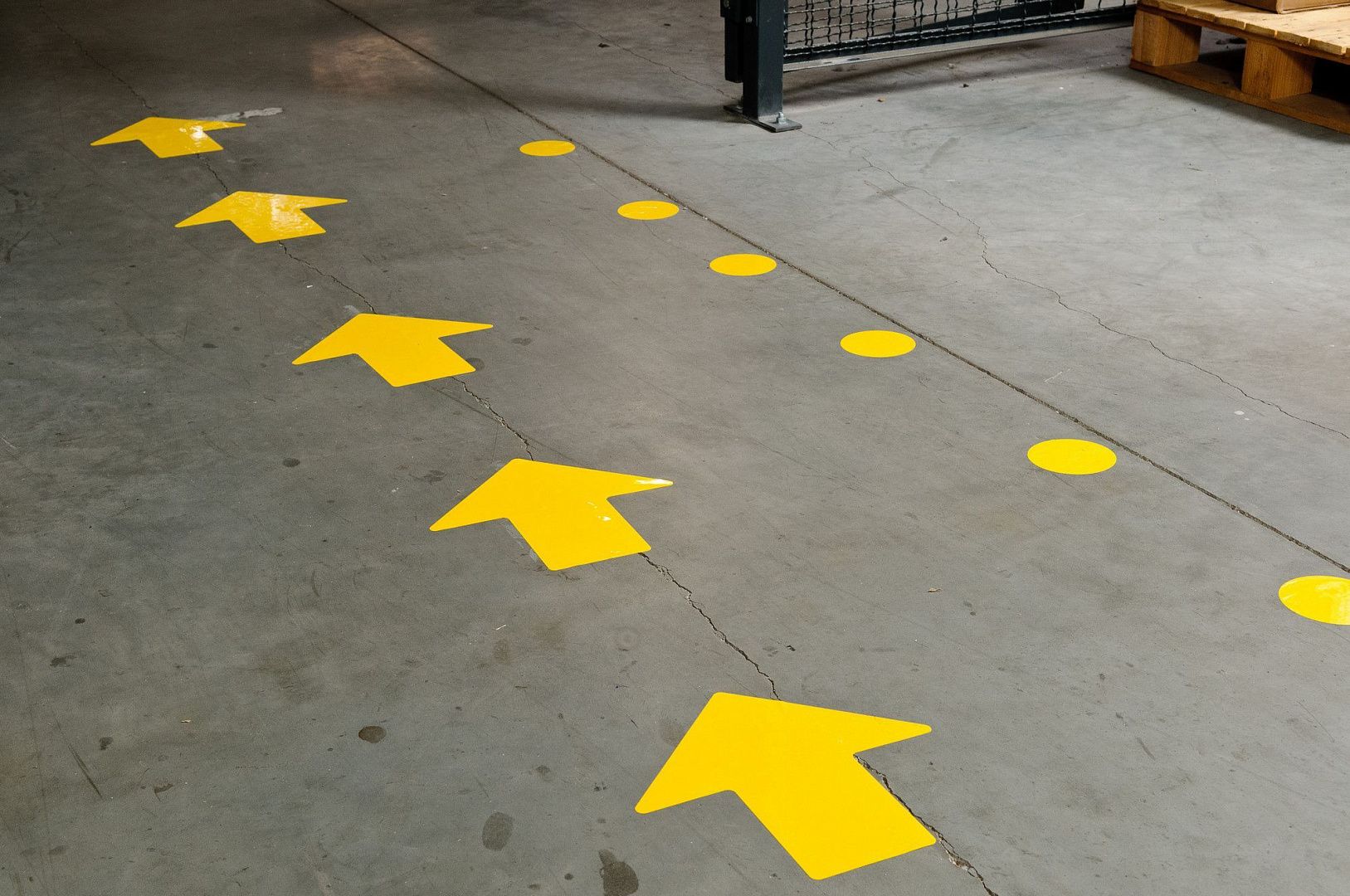 Метки Brady ToughStripe напольные в форме стрелки из полиэстера B-514