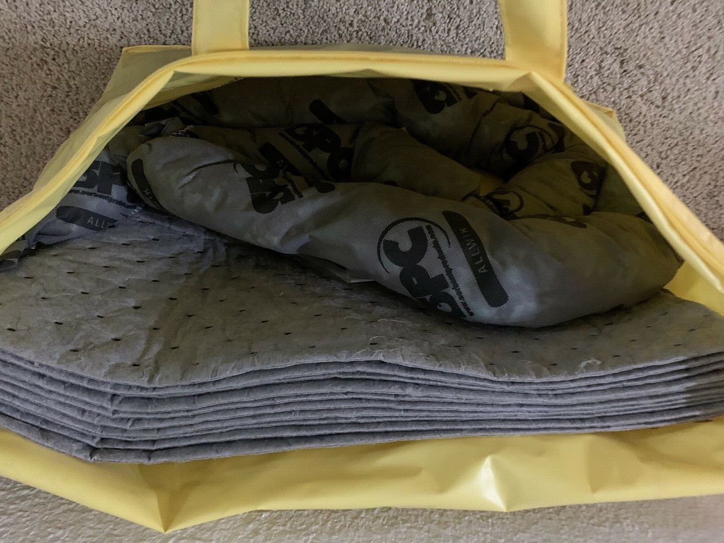 Комплект сорбентов для устранения пролива масла Brady SPC Spill Kit в сумке