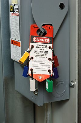 Множители замковые алюминиевые с этикетками «DANGER DO NOT OPERATE», «Only the individual(s) who have signed below may remove this lock/tag»,191х76х4 мм, цвет – золотистый, 5 шт/упак