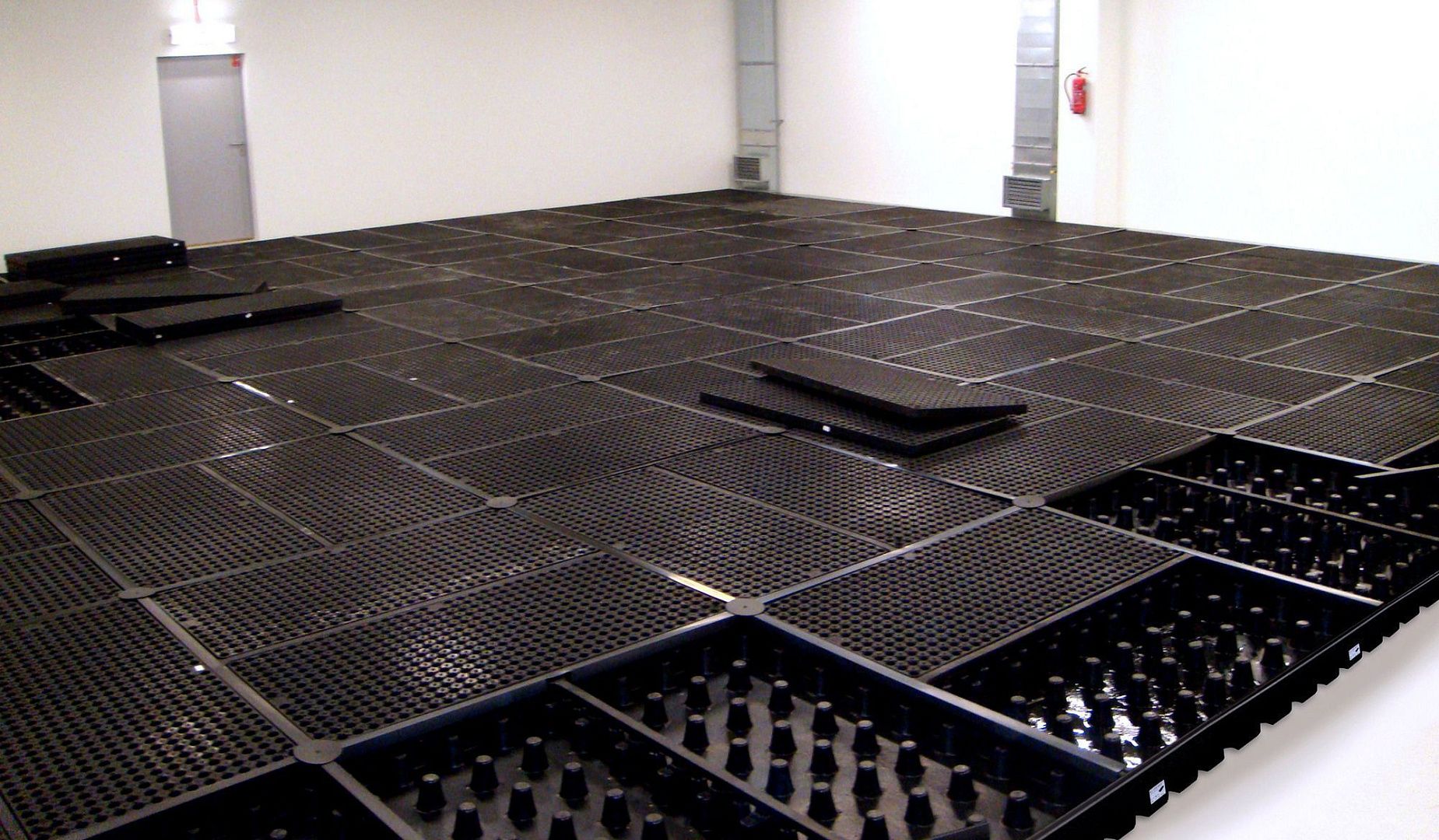 Низкопрофильный пластиковый поддон Brady Workfloor