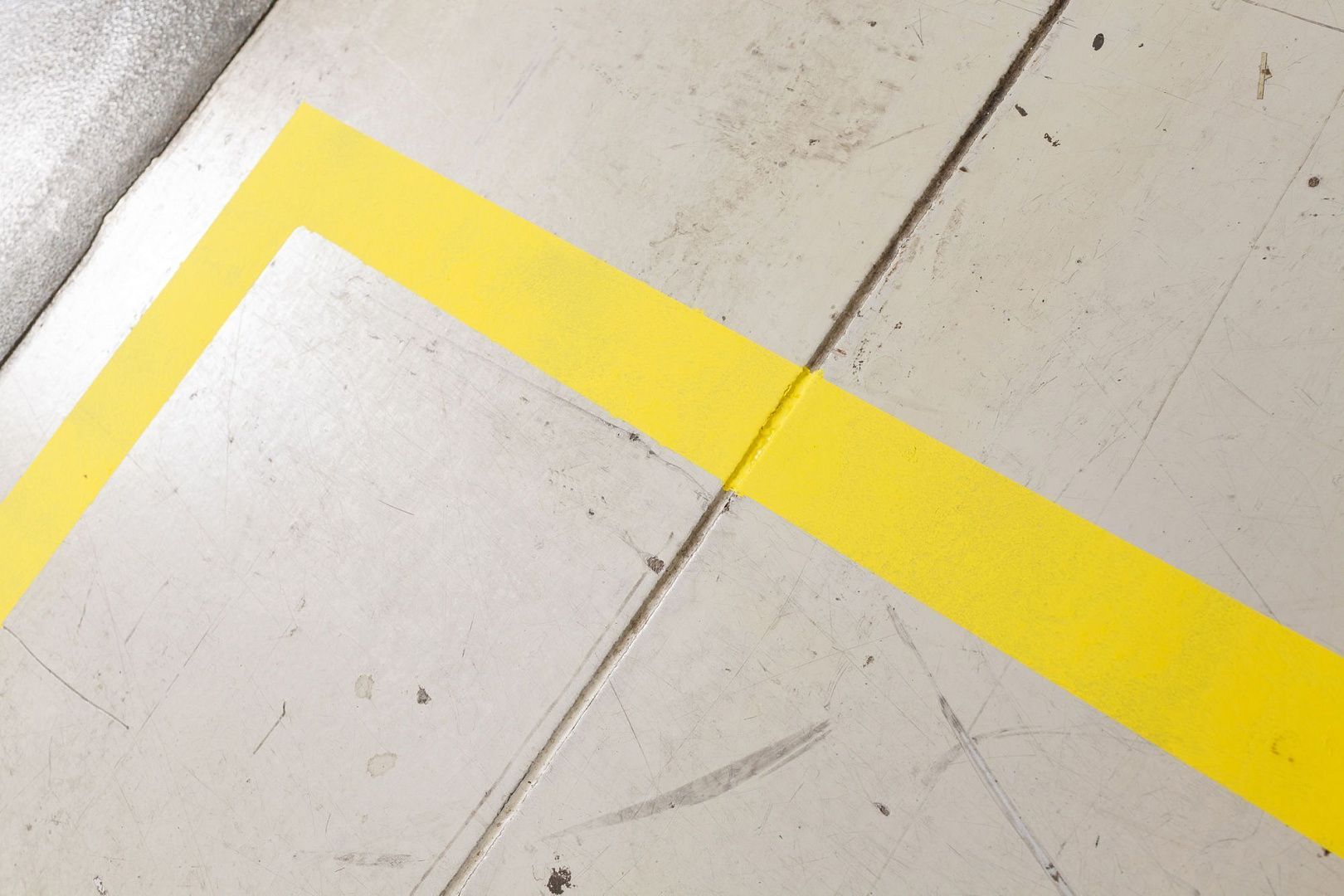 Трафарет для напольной разметки краской. Ширина 50.8 мм, 30.50 м в рулоне. Полиэстер B-519 (усиленный). PaintStripe.