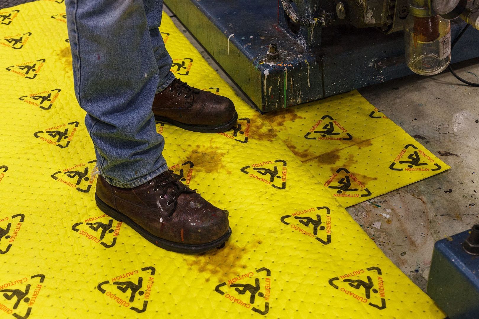 Салфетки в рулоне для сбора химикатов Brady BrightSorb повышенной видимости (рифлёные, 1-сторонний спабонд, 2-слойные)