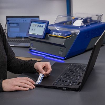 Промышленный цветной принтер этикеток BRADY J7300