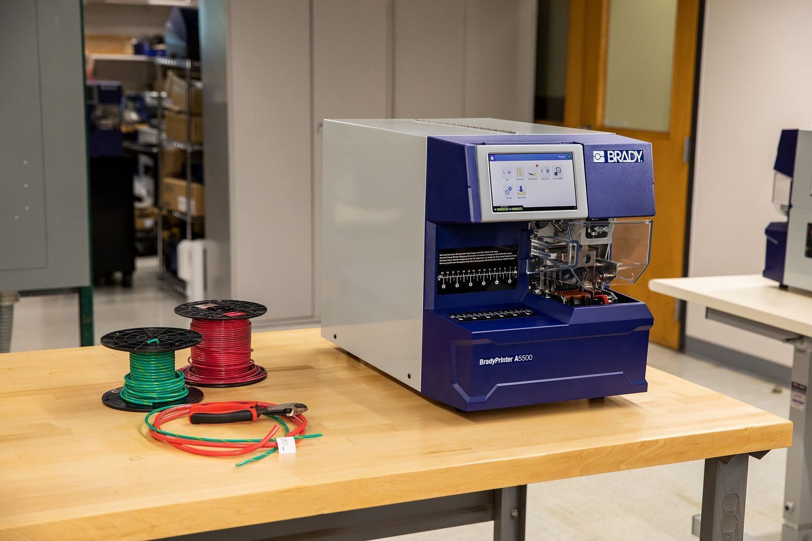 Принтер-аппликатор A5500 для флажковой маркировки.