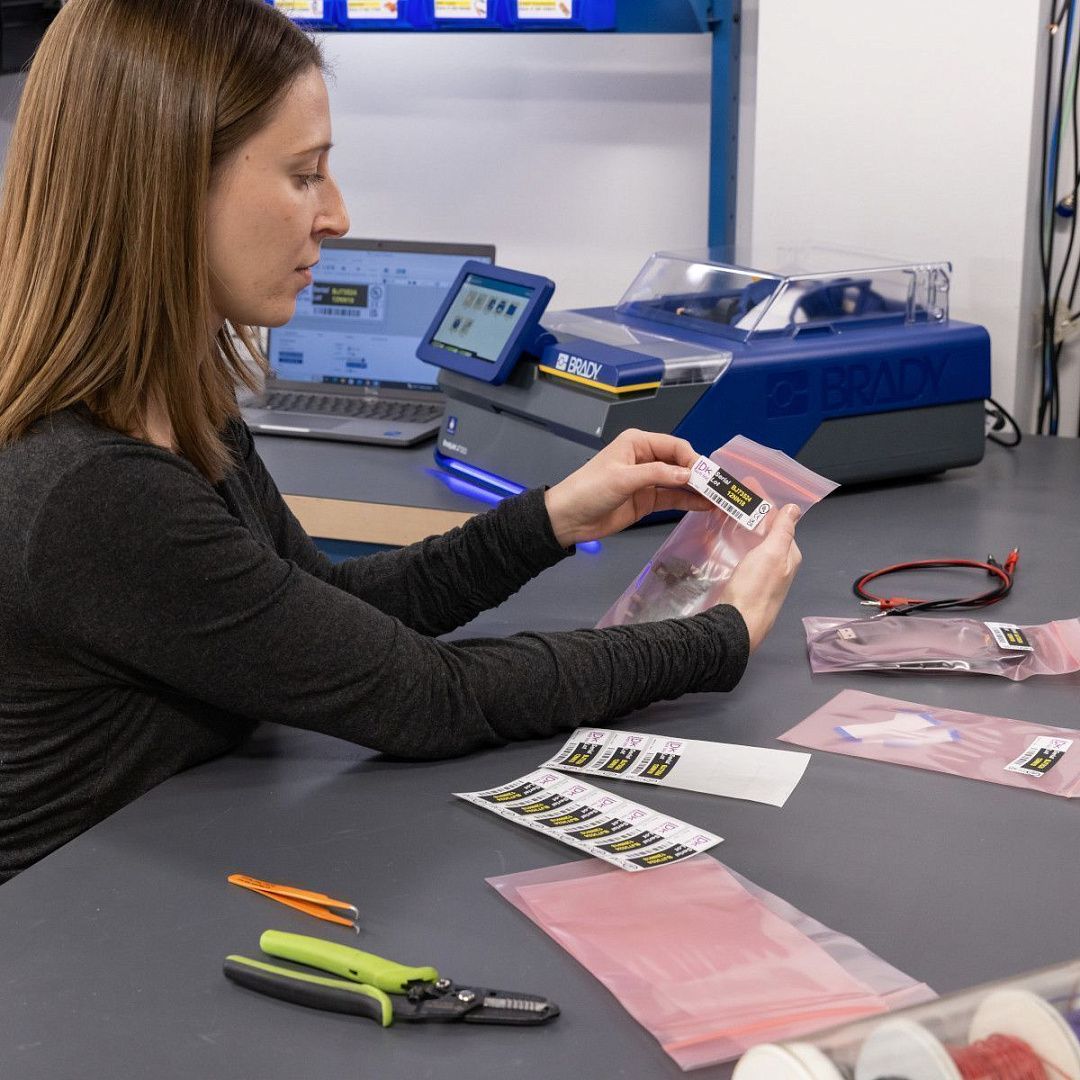 Промышленный цветной принтер этикеток BRADY J7300