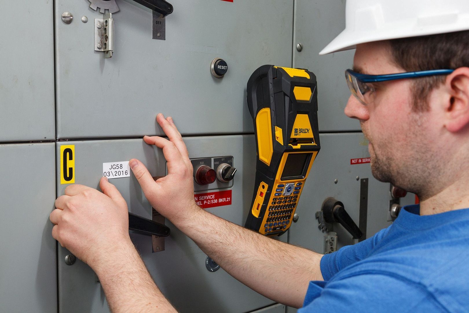 Принтер BRADY BMP61-CYR-W-PWID, c WIFI и ПО BWS для маркировки кабеля и провода (PWID Suite). Русско-англ. клавиатура. В компл.: жесткий кейс, USB кабель, батарея, шнур питания, PTL-19-423, M61-R6010, быстрый старт, СD с информацией о принтере и драй