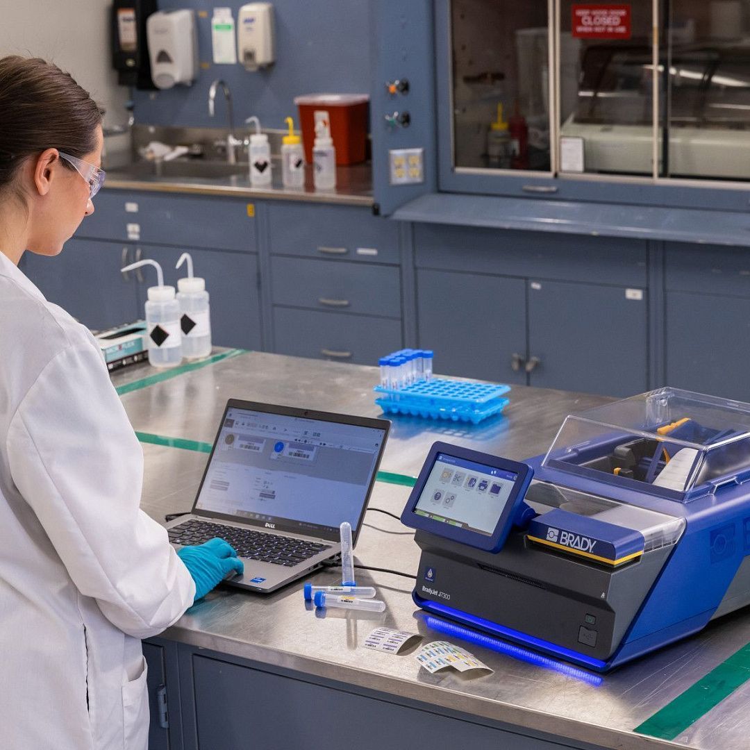 Промышленный цветной принтер этикеток BRADY J7300