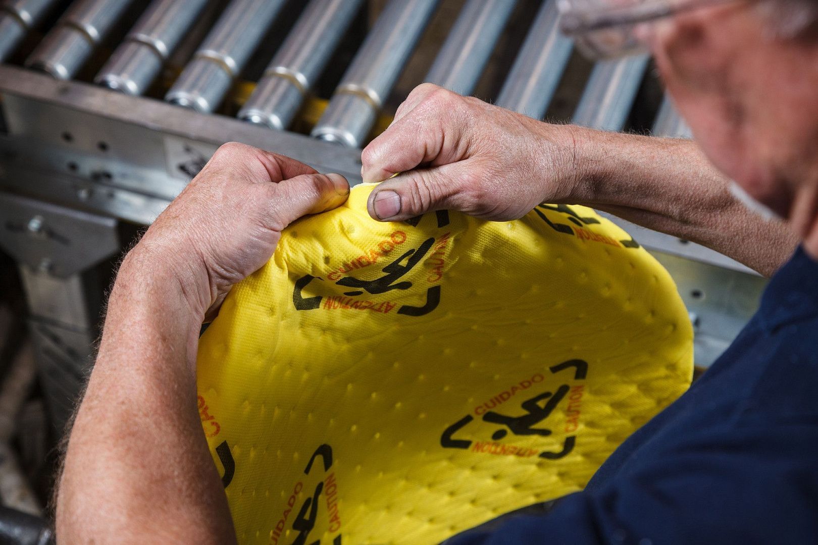 Салфетки для сбора химикатов Brady BrightSorb повышенной видимости (рифлёные, 1-сторонний спабонд, 2-слойные)