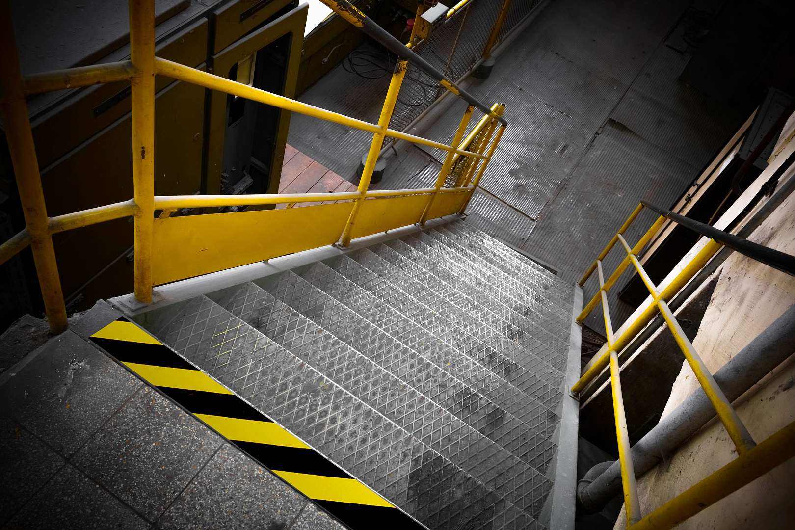 Лента напольная на подложке, материал В-514 полиэстер, ширина 50,8 мм, длина 30 м, черн/желтая, ToughStripe™